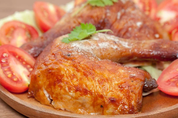Zbliżenie pieczonego skrzydełka kurczaka z sosem — Zdjęcie stockowe