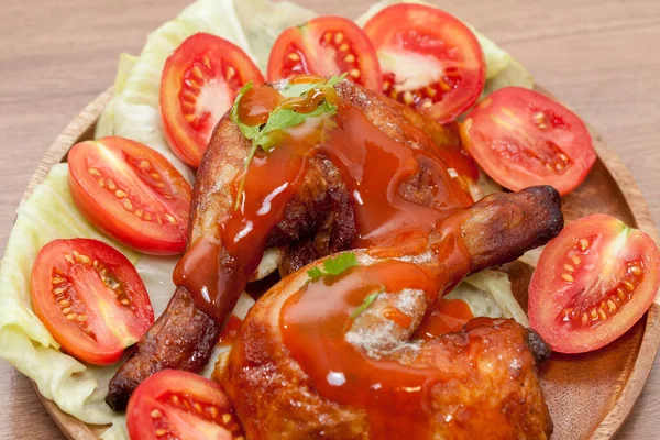 Menutup dari ayam panggang sayap dengan saus — Stok Foto