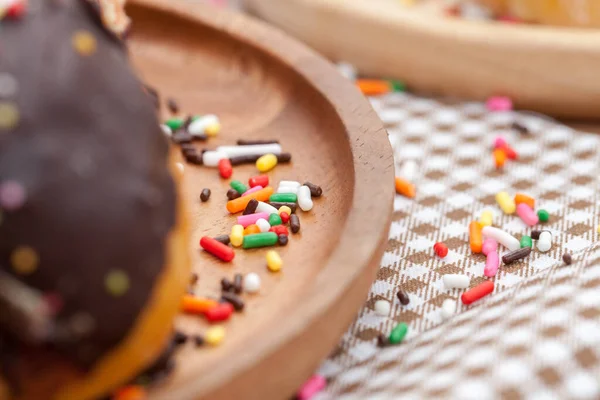 Eine Vielzahl von Donut auf Holzteller mit Streusel — Stockfoto