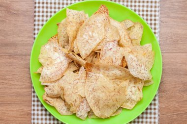 Kızarmış taro cipsi ve Tayland yemeği yakın çekim.