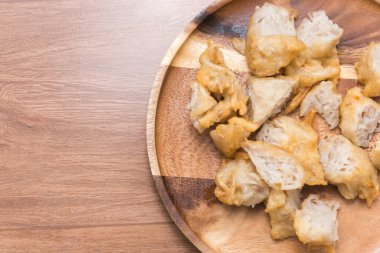 Kızarmış taro ve sosu yakın.