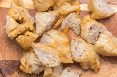 Kızarmış taro ve sosu yakın.