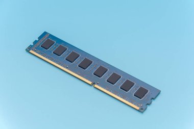 Mavi arkaplanda bilgisayar rastgele erişim belleği (Ram) çubuğu