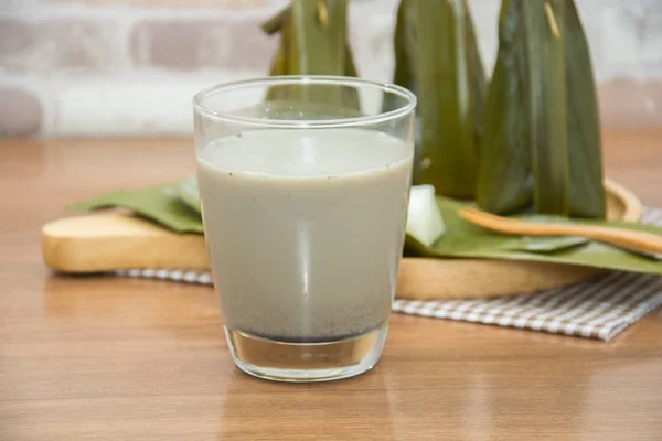 Primer plano de la leche de soja de sésamo negro en vidrio — Foto de Stock