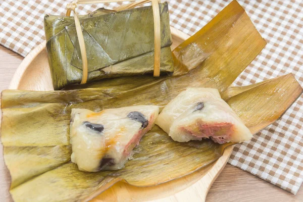 Närbild ångade bananer klibbiga ris med banan — Stockfoto