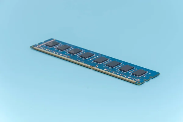 Штык компьютерной памяти случайного доступа (ОМД) на синем фоне — стоковое фото