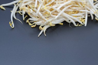 Mung fasulyelerini siyah arkaplanda kapayın.