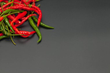 Siyah arkaplanda kırmızı ve yeşil acı biber