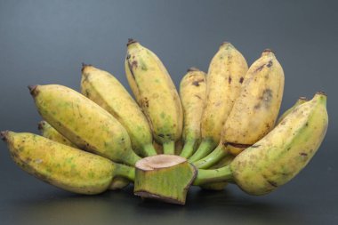 Siyah arka planda bir avuç muz.