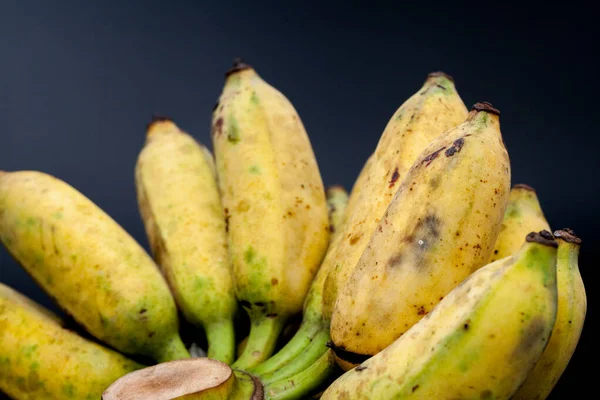 Ein Bündel Bananen auf schwarzem Hintergrund — Stockfoto