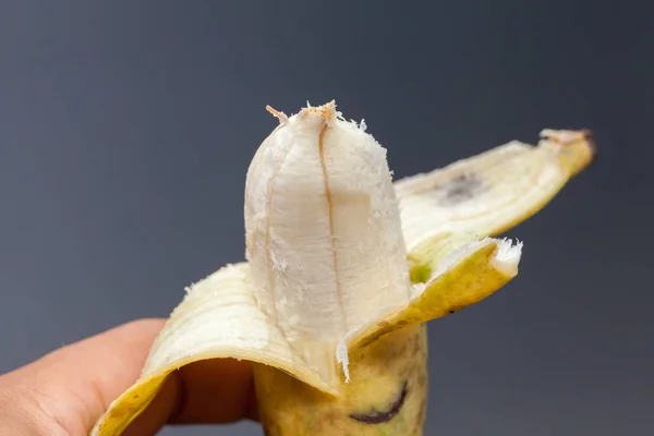 Kousnutí banánu na černém pozadí — Stock fotografie