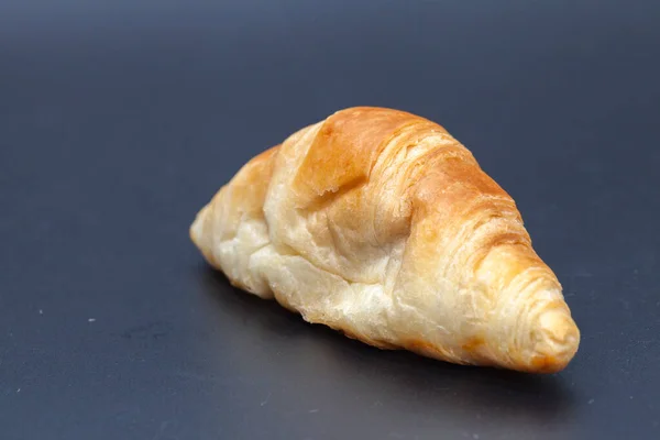 Close up croissant atum no fundo preto — Fotografia de Stock