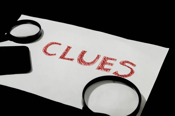 Büyüteç ve el yazısı kara arka planda 