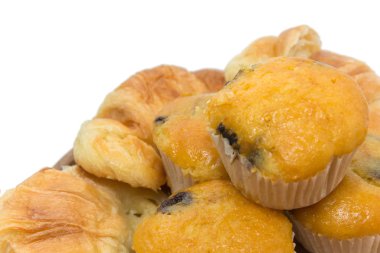 Beyaz zemin üzerinde izole edilmiş ton balığı kruvasanı.