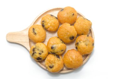 Üzüm soslu muzlu kekler beyaz grupta izole edilmiş.