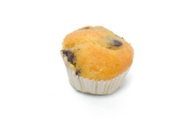 Üzüm soslu muzlu kekler beyaz grupta izole edilmiş.