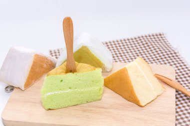 turuncu ve pandan şifonlu kek ahşap tabakta