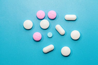 Mavi arkaplanda hapın kapağını kapat