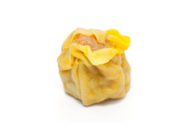 Beyaz arkaplanda izole edilmiş karides wontonu kapat