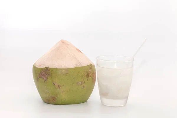 Jus de coco et de noix de coco sur fond blanc — Photo