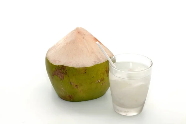 Jugo de coco y coco sobre fondo blanco —  Fotos de Stock