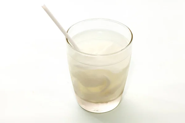 Vidro de suco de coco no fundo branco — Fotografia de Stock