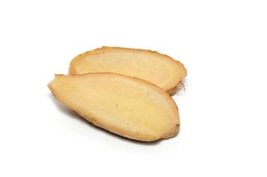 Beyaz arkaplanda zencefil izole yakın çekim