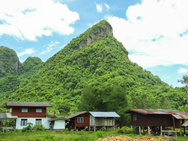 Maison de montagne et de style thaï à Phatthalung Thaïlande — Photo
