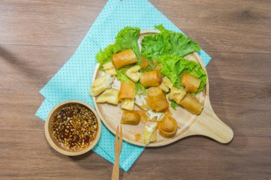 Kızarmış börek ve soslu kızarmış tofu.