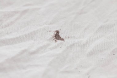 Kirli beyaz pamuk kumaşın üzerindeki boya lekeleri