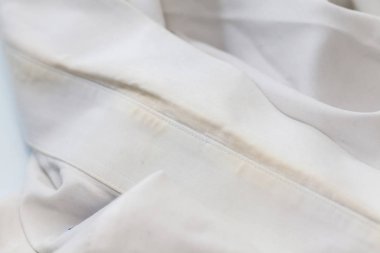 Beyaz kirli gömlekte sarı yaka lekesi