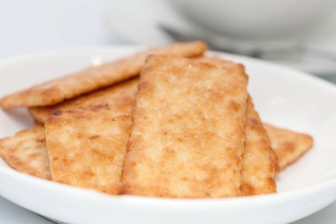 Beyaz zemin üzerinde hindistan cevizi bisküvisi