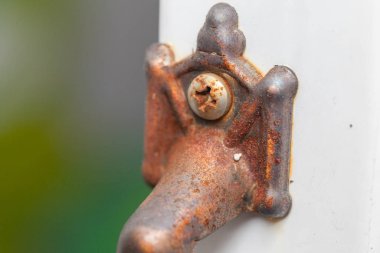 Kapı kolundaki pas lekesini kapat.