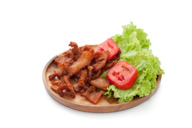 Beyaz arka planda izole edilmiş sarımsaklı kızarmış domuz eti.