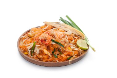 Tabakta Tayland eriştesi beyaz arka planda izole edilmiş.