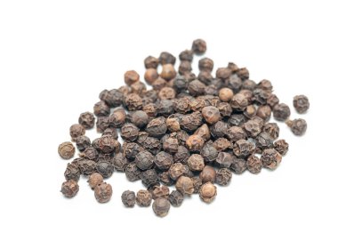 Beyaz arka plan üzerinde izole karabiber yığını 