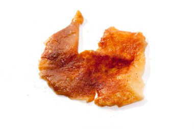 Kızarmış tavuk bacağı beyaz arka planda izole edilmiş..