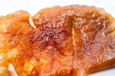 Kızarmış tavuk bacağı beyaz arka planda izole edilmiş..