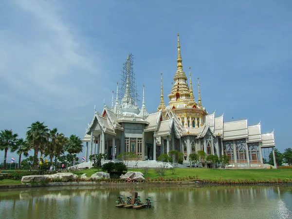 Odkryty świątynia pod i staw budowy w Tajlandii — Zdjęcie stockowe