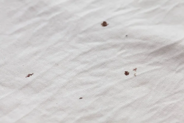 汚れた白い綿の生地に色絵具の汚れ — ストック写真