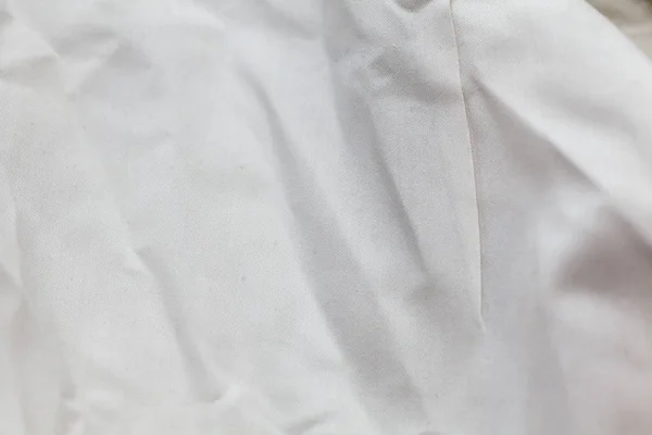 Закрыть белую грязную рубашку — стоковое фото
