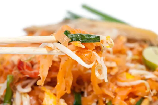 Chopstick e almofada thai macarrão na placa — Fotografia de Stock