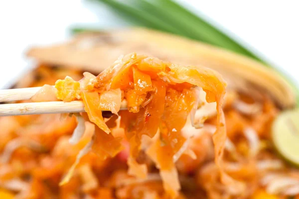 Chopstick και pad thai noodle στο πιάτο — Φωτογραφία Αρχείου