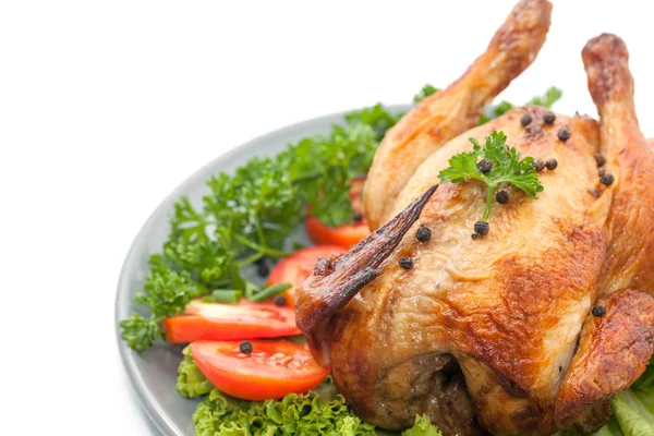 Ayam panggang di piring dekorasi dengan sayuran — Stok Foto