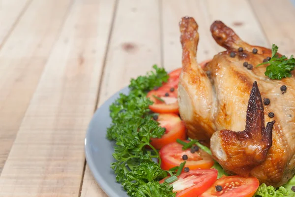 Close-up van gegrilde kip op houten tafel — Stockfoto