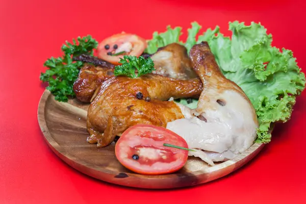 Aile grillée et poulet Drumstick sur assiette en bois sur fond rouge — Photo