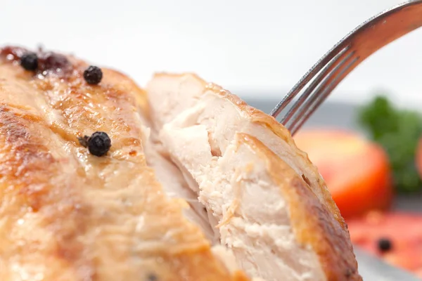 Menutup dari garpu dan pisau pada ayam panggang — Stok Foto