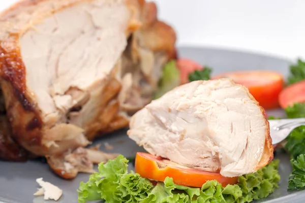Zblízka pečené kuře na talíři — Stock fotografie