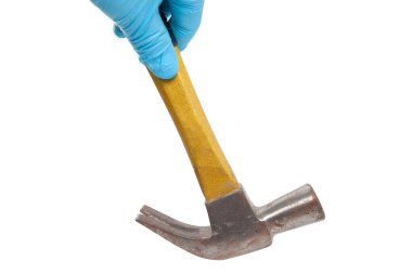 Mavi eldivenli, elinde çekiç tutan