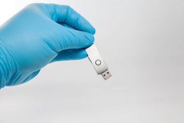 Flaş belleği tutan mavi eldiven.